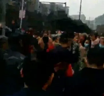 南充: 一商贩缺斤少两,遭众人群殴