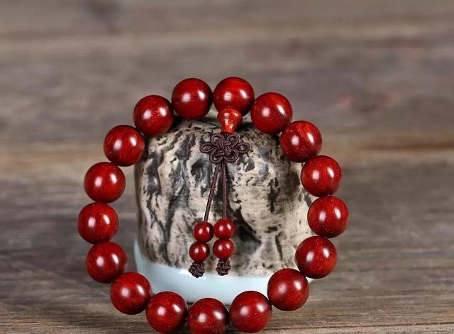 文玩|小叶紫檀很难玩吗？“6盘5不宜”，概括了小叶紫檀的盘玩和保养！