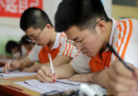 安妈育儿日|考生拒绝清华录取邀请，班主任上门劝说也没用，家长态度很佛系