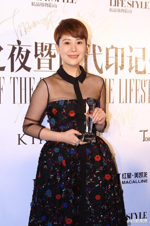 小白爱美搭|海清的气质一直都这么高贵，穿上印花连衣裙，整个人都温柔起来了