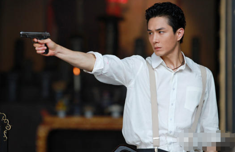 李承铉|李承铉接女儿放学，图中Lucky肤如凝脂自带滤镜，女团腿耀眼夺目