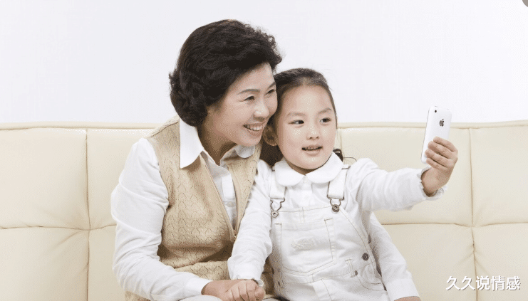 久久说情感 老人帮忙带外孙4年后病倒了，女婿：赶快送回老家，不然麻烦大了