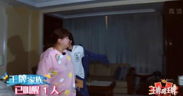 贾玲|贾玲闯入房间,华晨宇来不及收拾,床头“物品”让导演不敢拉近景