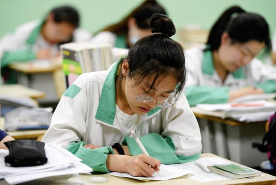 歪妈亲子故事|为啥以前的娃“挨打挨骂”都没事，现在惯着的，心理问题却更多？