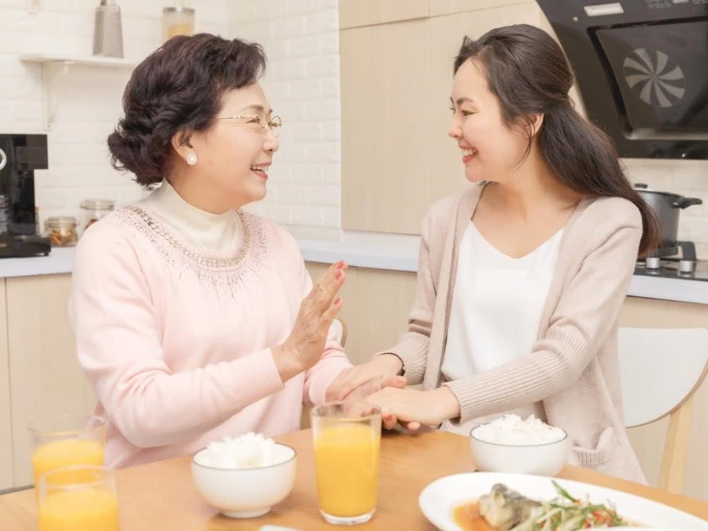 Hi家有小甜椒儿|三伏天生完孩子，自己推着行李回家，网友：亲妈和婆婆的区别有了