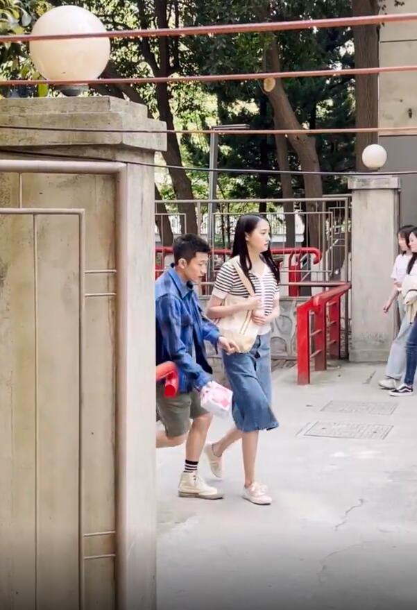 关晓彤|网友偶遇关晓彤拍戏，牛仔裙又土又丑小腹显胖，张一山驼背像老头