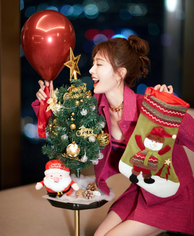 圣诞节|秦岚的圣诞节服装穿搭时尚，这衣服配她美丽身材，都觉得很好看呢