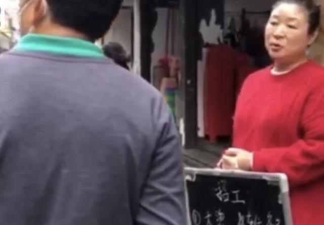 工人|广东街头招聘一幕，老板站街被工人挑选，月薪8000无人问津