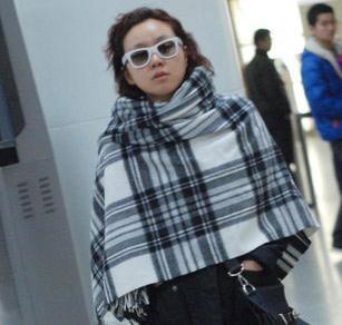 明星素颜|明星机场照无滤镜大素颜，有妈妈味道的女星是谁，你还认得出来吗？