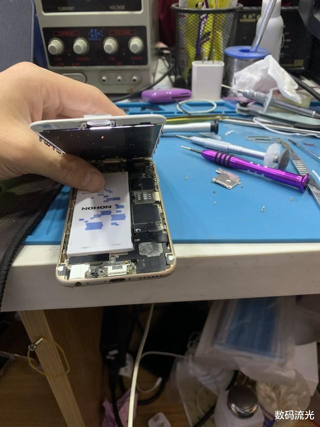 给保洁大叔修手机，我本想做一件好事，结果碰上了“白眼狼”！