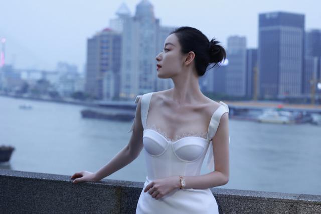 倪妮|倪妮的身材太让人“馋”,一袭小白裙穿出骨感美,凹凸曲线迷人