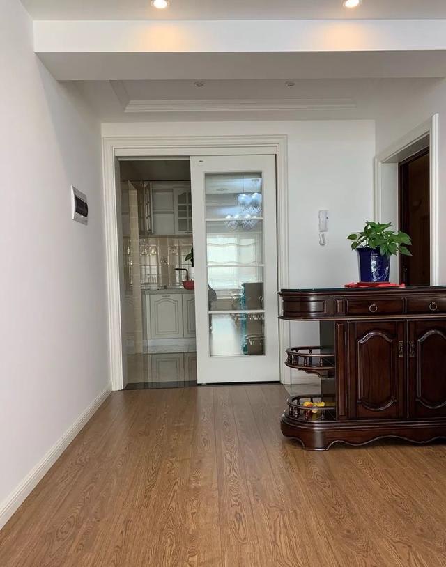 新房装修完工,坚持买成品家具,摆上就后悔了真难看,又不实用