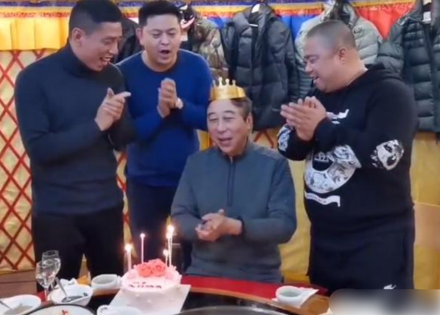 冯巩|冯巩给哥哥庆生，兄弟五官一模一样，室内家具曝光价值连城不愧是名门望族
