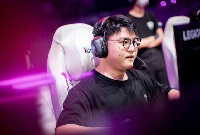 Uzi|UZI再现VN五杀操作,赛后直接发博,最快乐的地方仍在这里