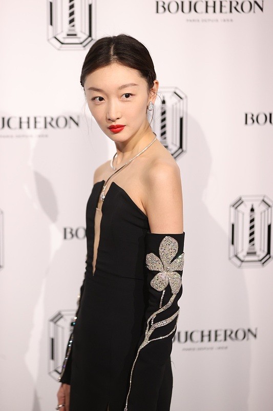 周冬雨|周冬雨穿大V礼服没美感，真瘦成“纸片人”，看着反而有点吓人了