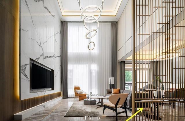 楼梯口正对着客厅,用木格栅隔断,关键比实心隔墙薄,更省空间