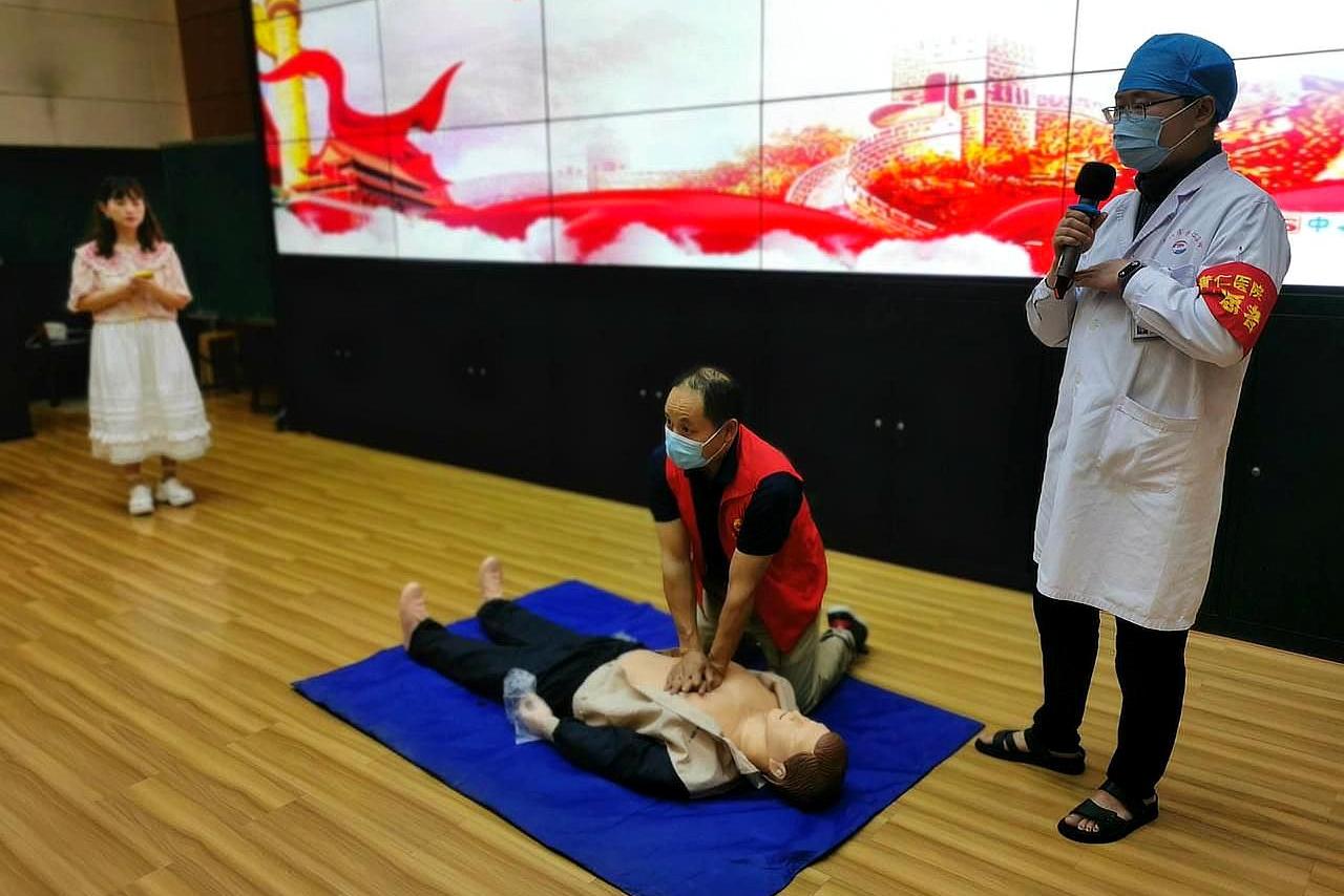 胡了说扒道 武汉吉林街小学，邀请医护人员，培训心肺复苏等急救技能