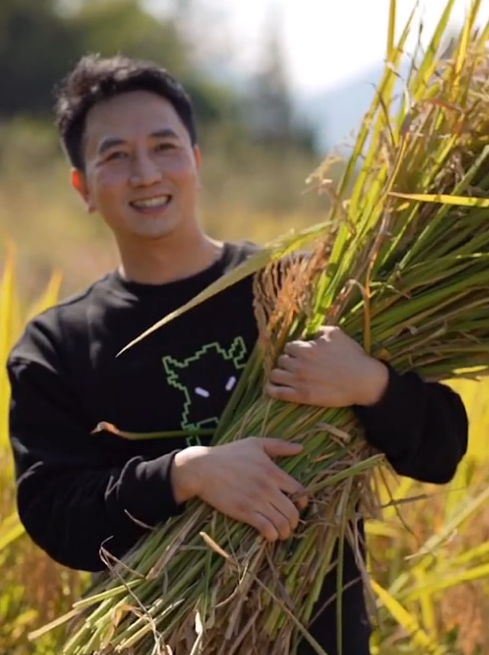 林生斌|林生斌住豪宅娶娇妻，朱小贞父母却住农村破房子，太讽刺了