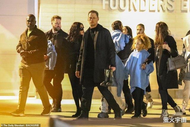 侃爷|金·卡戴珊看侃爷和绯闻男友同台，曲线别致，被呼喊“回我身旁”