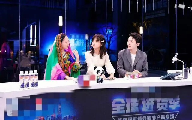 王冰冰|王冰冰不愧是央视初恋脸！穿小白裙直播卖货美到上热搜，笑容超甜