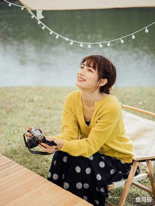 鱼司辰 一到秋冬，又把毛衣带火了，这几个颜色更适合，普通女生的标配