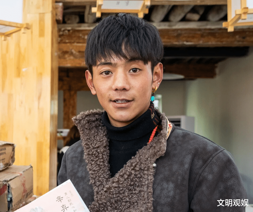 主持人|丁真现实中长啥样？跟TVB主持人连线直播，无修镜头看出真实状态