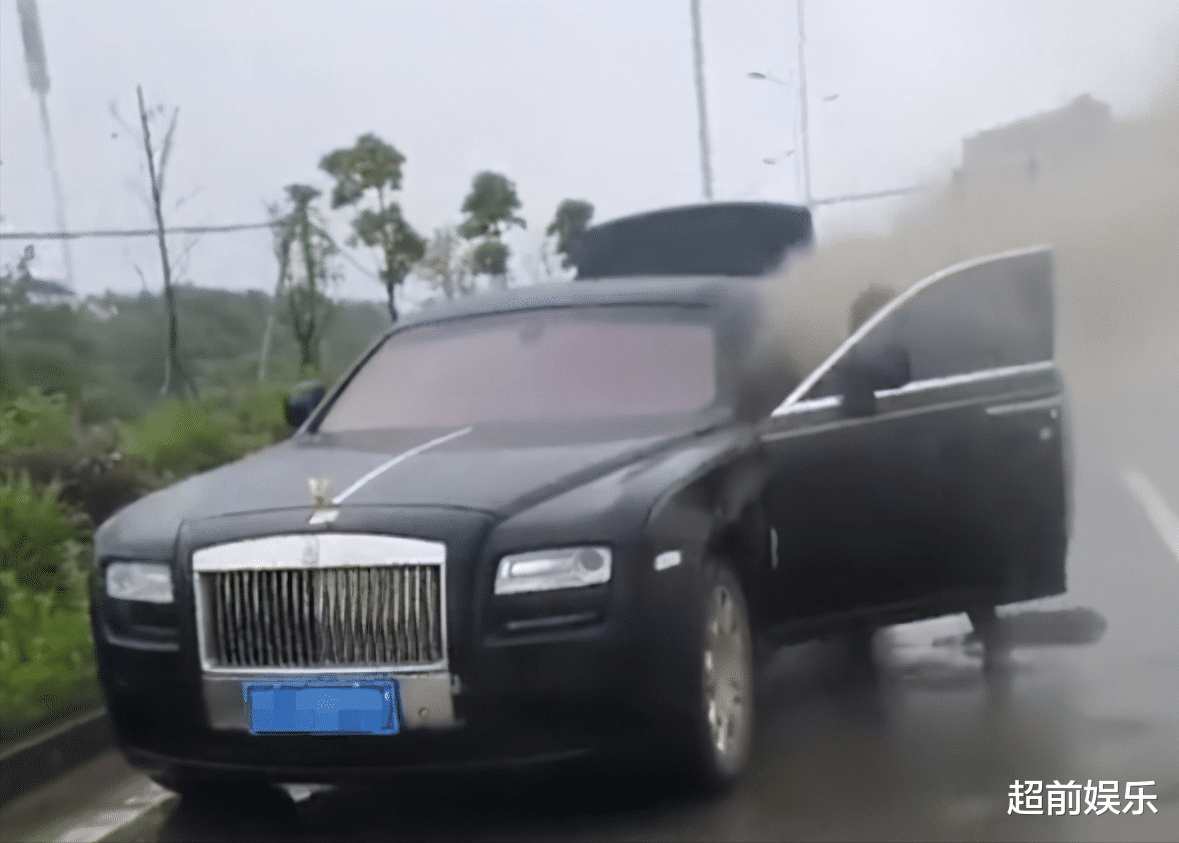超前娱乐 湖南一辆接亲的劳斯莱斯疑似自燃,司机眼睁睁看其烧成“火车”!