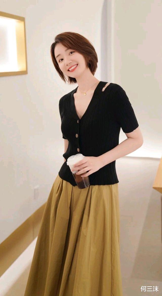 何三沫|怎么搭配才有女人味？简约又浪漫的穿搭，可以轻松呈现温柔气质