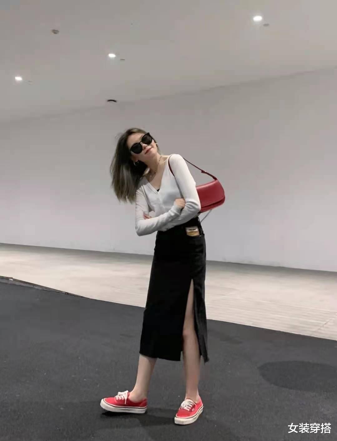 女装穿搭|长款牛仔裙搭配什么样的上衣好看