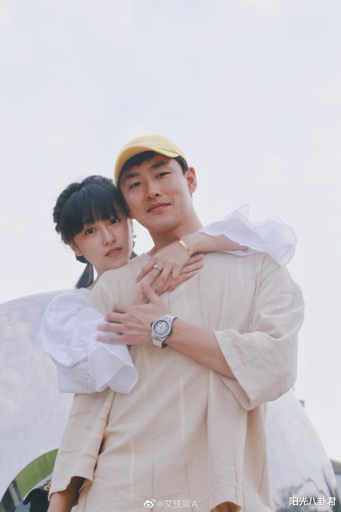 曹云金|王彦霖夫妻婚后首次同框,机场公开挽手秀恩爱,女方身材一言难尽