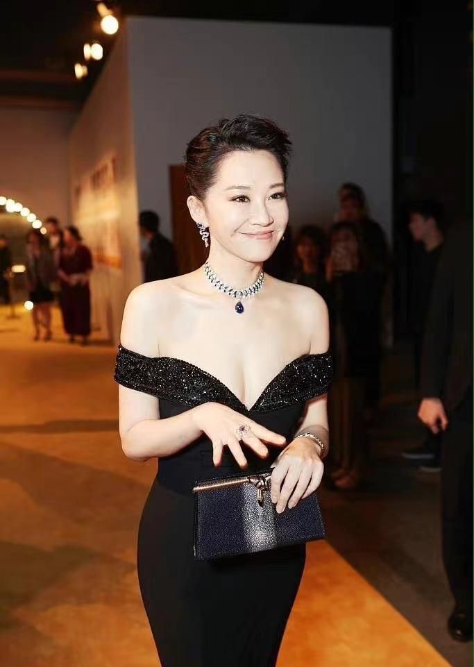 时尚圈的奇葩大喵 52岁的许晴竟把21岁谋女郎比下去？宝石被戴成风油精，气质差太多