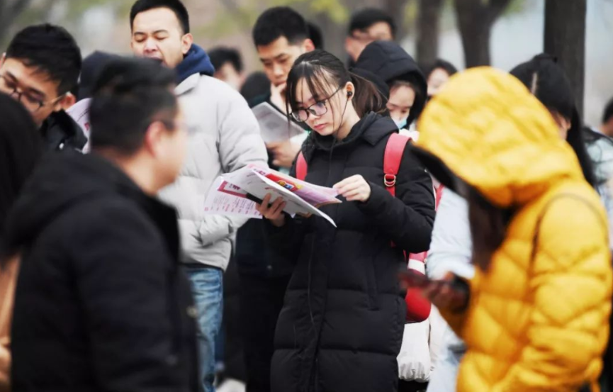 东昌府|“无编制”公务员脱颖而出，不要求应届毕业生，人到中年也可报考