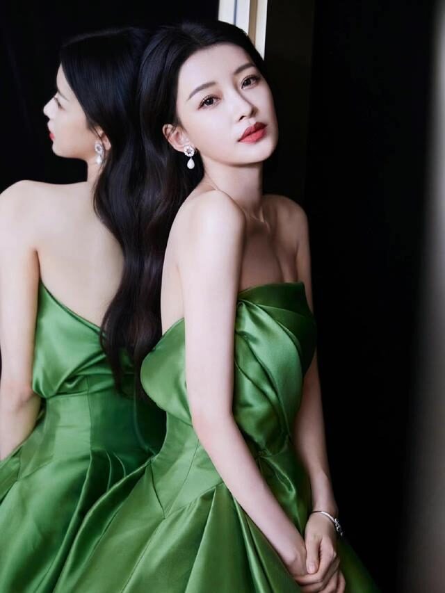 孙怡|孙怡的清纯气质真减龄，穿抹胸裙登上央视舞台，宛如“在逃公主”