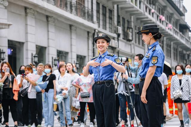 武汉交通广播 永远跟党走 江汉城管红歌快闪引爆江汉路步行街