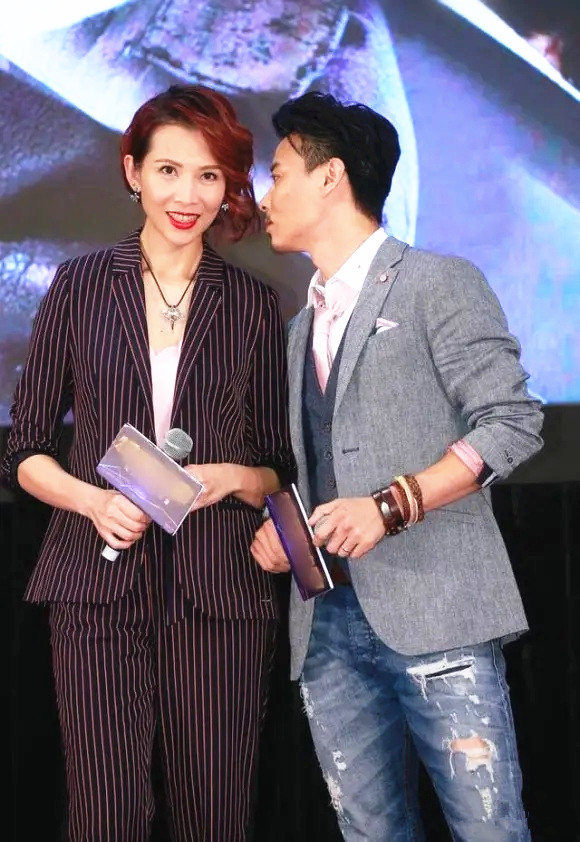 全球时尚号|蔡少芬和张晋同框，穿条纹西装超模范十足，微卷发型太抢镜