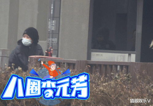 粉色|50岁俞飞鸿现身拍大片，大冬天换上旗袍不怕冻，素颜和化妆时无差