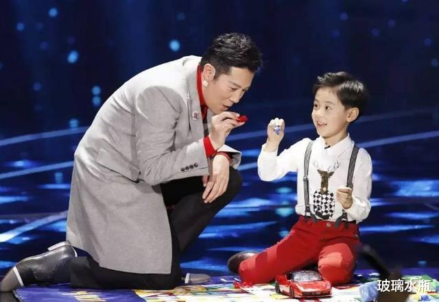 春晚|他22次登春晚舞台，被富婆倒追8年才结婚，今儿子成他一生骄傲！