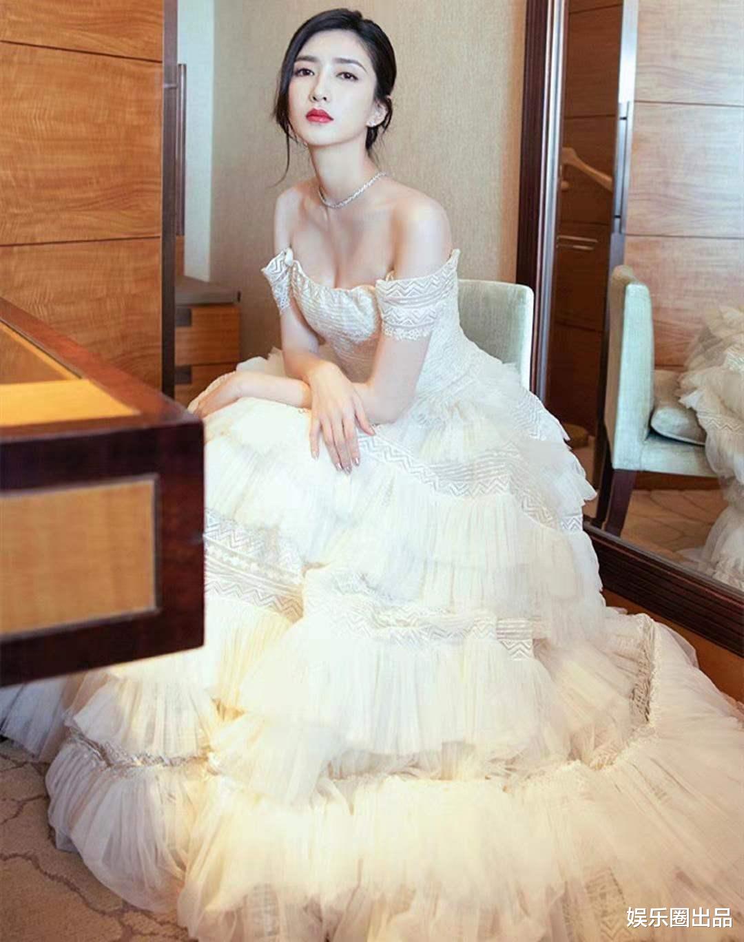 江疏影|江疏影在室内拍大片，穿白色纱裙优雅大气，侧身摆拍宛如仙女