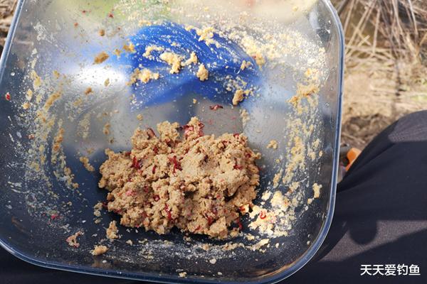 饵料|冬季钓鱼，技巧不是一成不变的，投其所好，才能连竿上鱼！