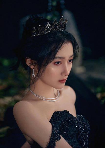 赖冠霖|关晓彤拍摄路透曝光，紫头发配荧光绿上衣，网友：说瞎话都夸不动