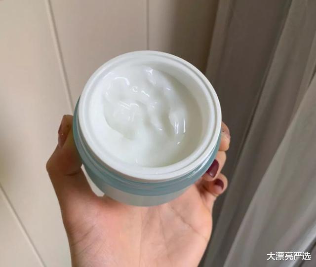 面霜 为什么建议女人准备2款面霜？1个原因，照着做皮肤一天比一天好