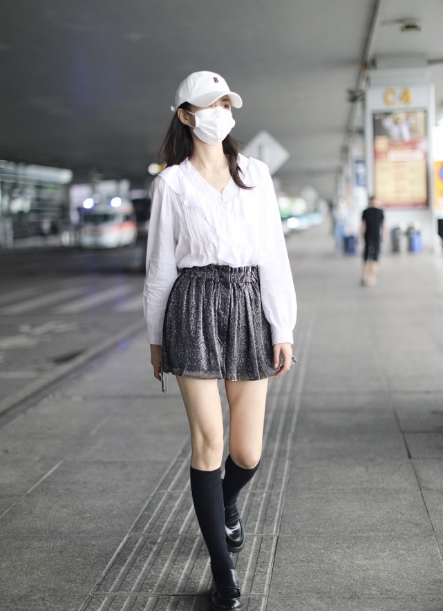 BiuFashion|沈梦辰主持人出身却有“模特身材”，素颜也走在时尚前端，有气场
