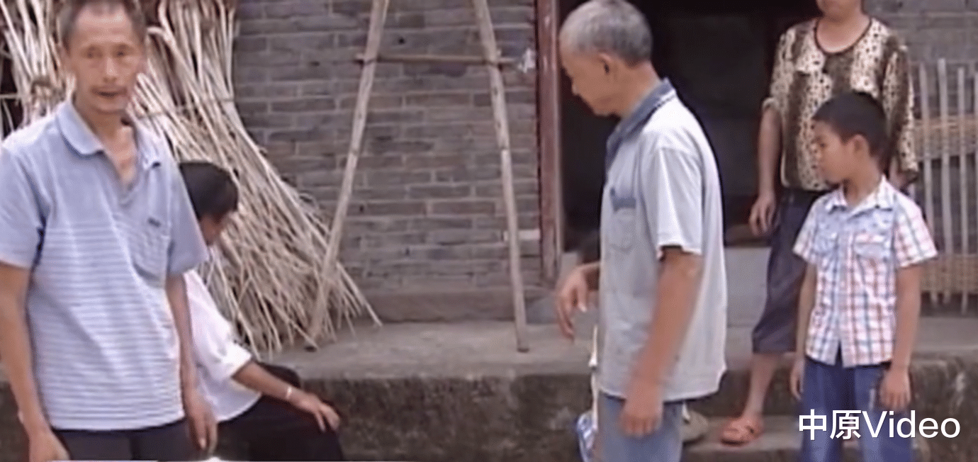 中原Video 妻子遭人侵犯,丈夫将人杀害后抛弃孩子带妻子逃亡17年,丈夫:父亲去世都不敢回家奔丧