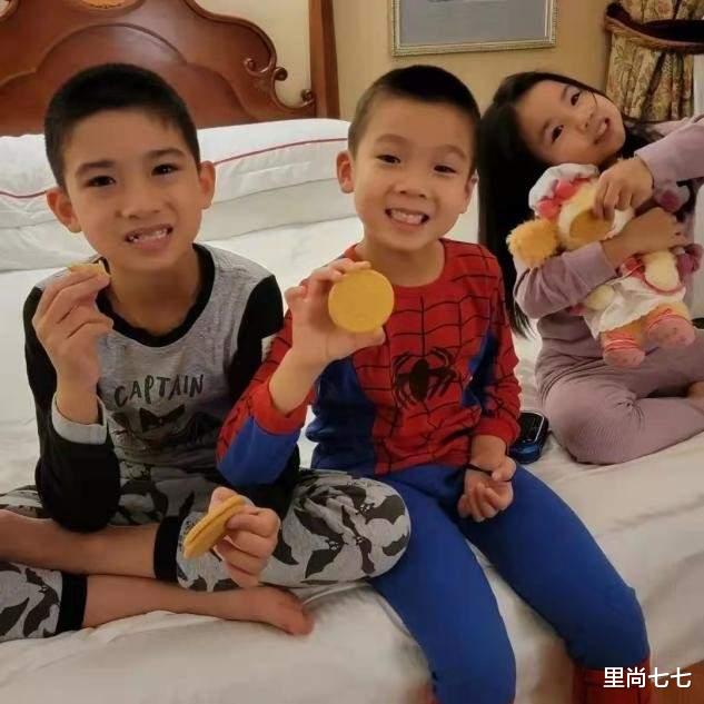 里尚七七 陈豪娇妻带仨娃逛迪士尼,紧身灰T暴露好身材,皮肤娇嫩似大学生