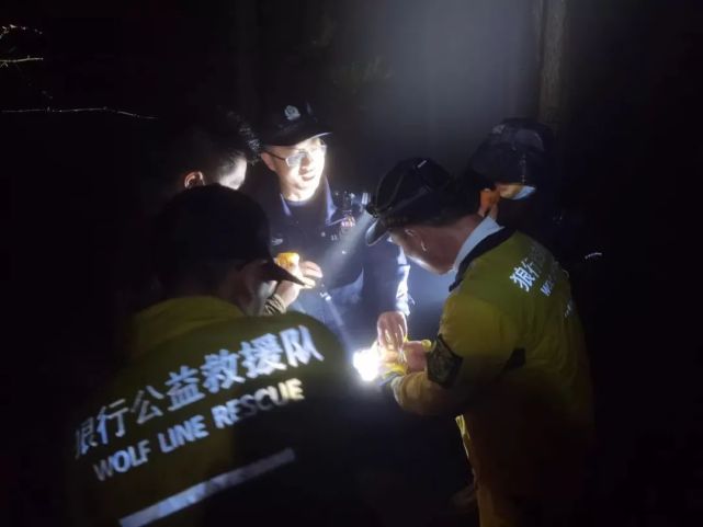 钱江视频 两男子被困百丈岭，警民冒雨跋涉4小时成功营救