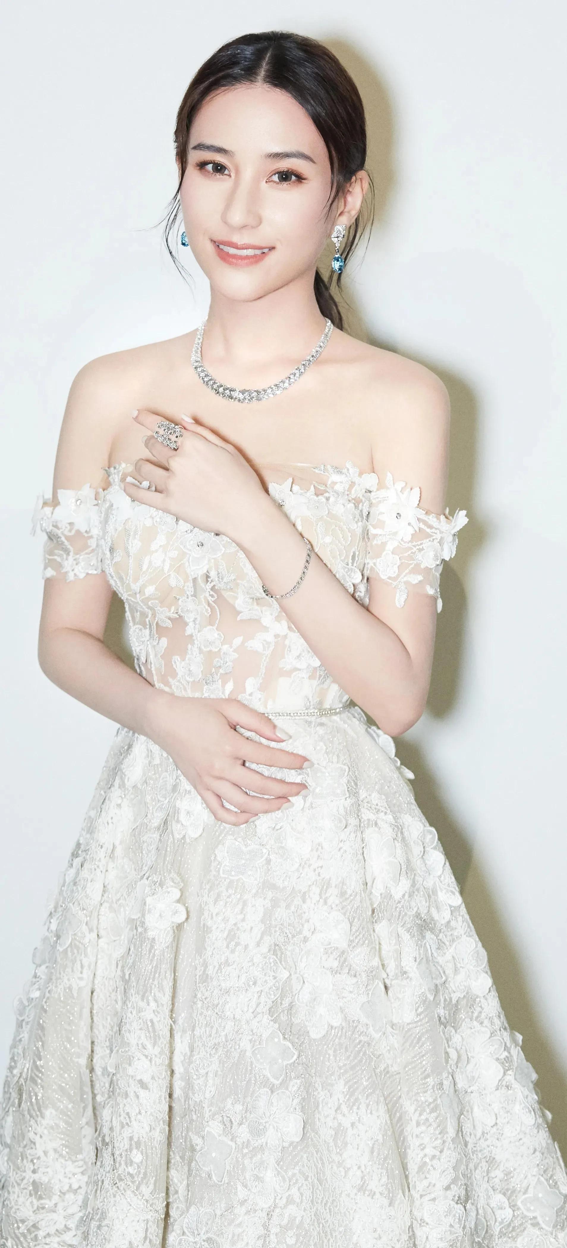 何超莲|何超莲太美太性感，“此女应是天上有，人间难得几回见！”