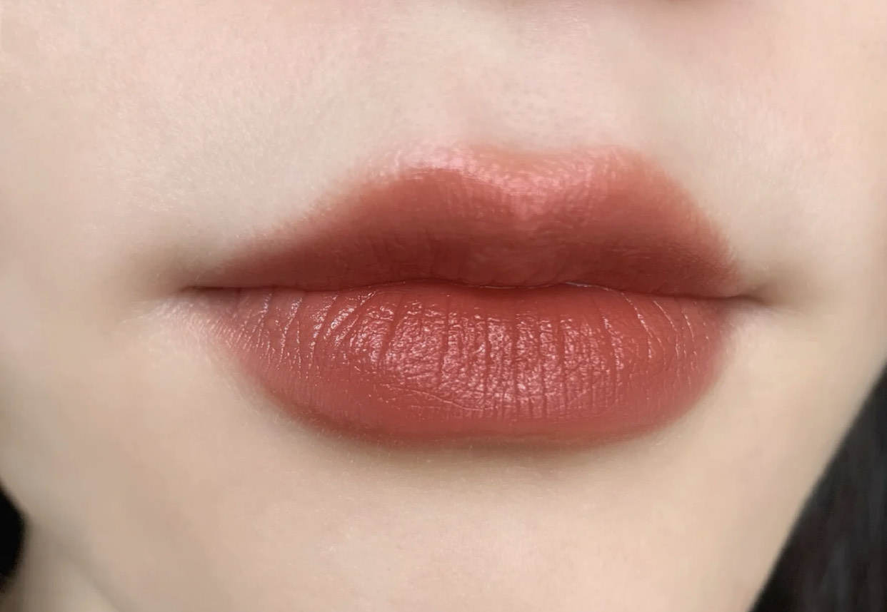 口红|黄黑皮女生,别再跟风这几支口红了!一涂准踩雷,显黑还老气