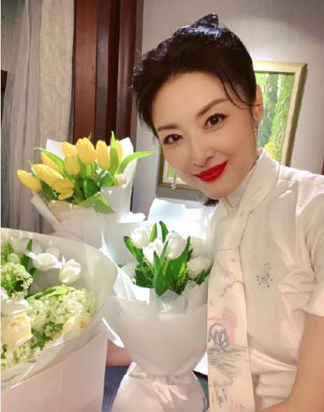 周涛|前央视一姐周涛辟谣女儿患自闭症传闻！16岁香香主持天赋高，颇独立