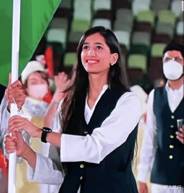 时尚丽人风行|巴基斯坦女旗手成开幕式赢家！笑容甜美像迪士尼公主，颜值超惊艳