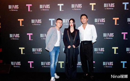 张靓颖|张靓颖罕携男友赶飞机！穿羽绒服内搭露脐装不怕冷，小男友推行李真爷们